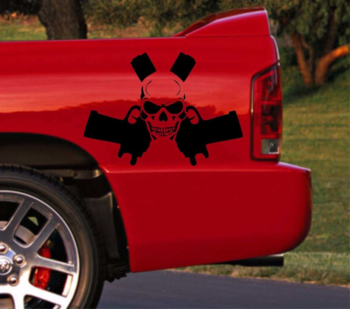 LKW Auto Vinyl Aufkleber Rennstreifen Dodge Ram Heckbett Schädel Logo Pistole auf beiden Seiten