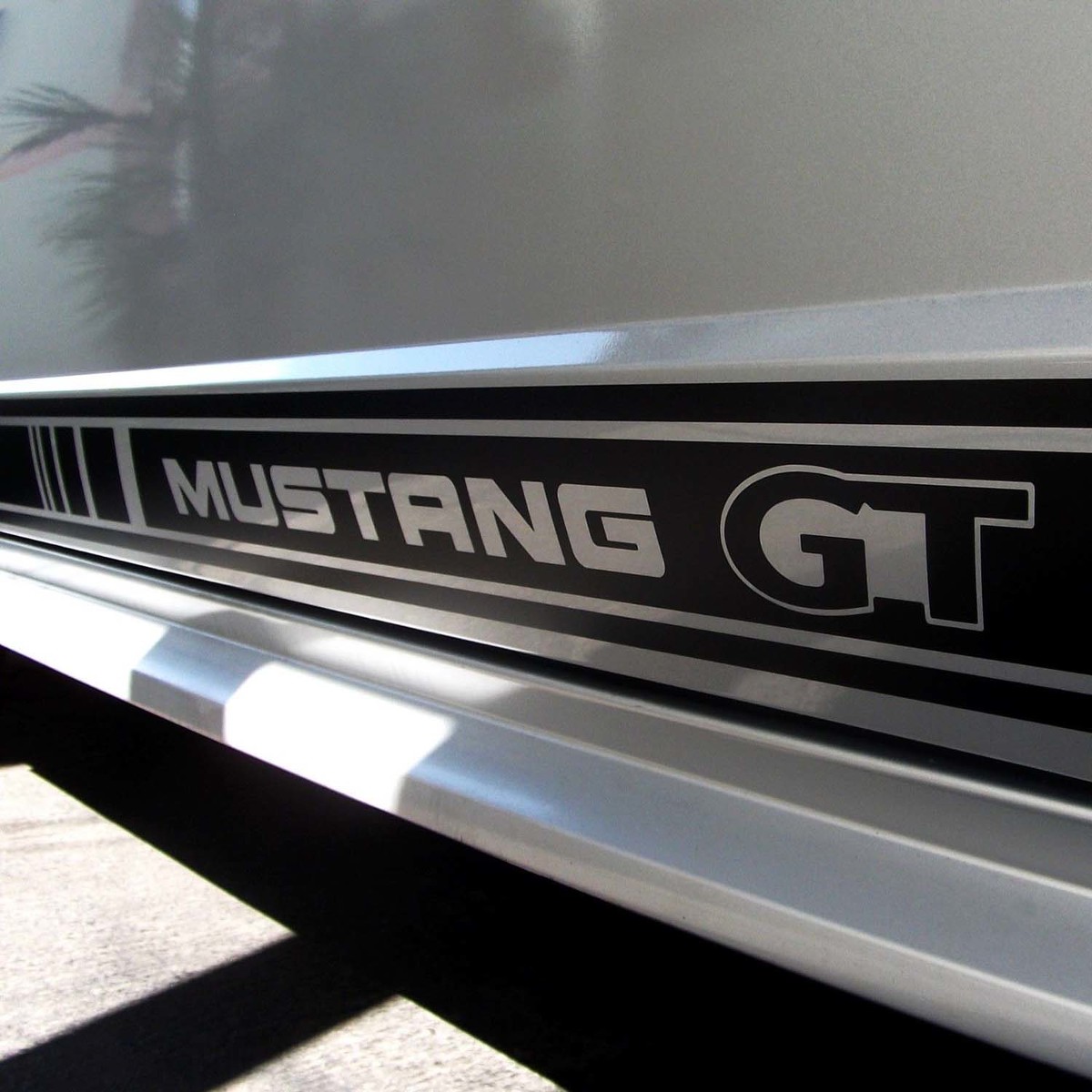 2er-Set: Rocker Stripes Aufkleber mit Mustang GT Buchstaben 1999-2020 Modelle