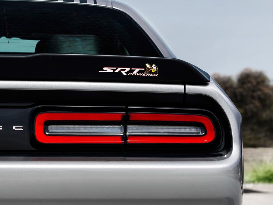 Scat Pack Challenger oder Charger SRT Powered Abzeichen Emblem Kuppel Aufkleber Dodge Weiße Farbe Schwarzer Hintergrund mit roten Schatten